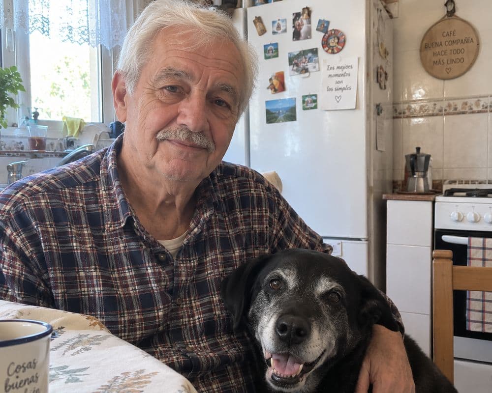 Ernesto Vargas, de México, con su perro