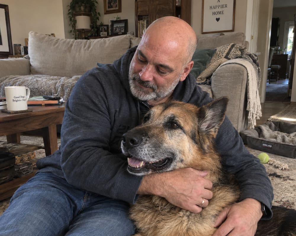 Sergio Acosta, de Chile, con su perro